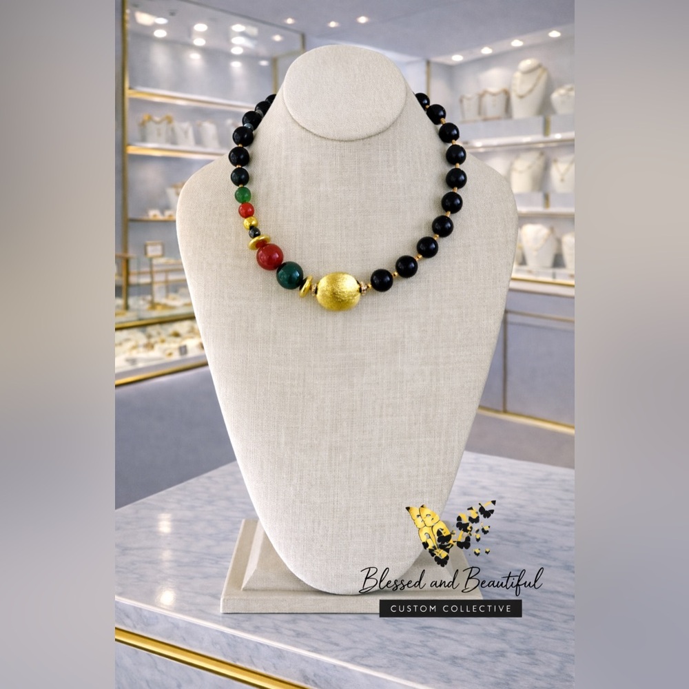 BLACK ONYX WITH GREEN AND RED AGATE,  GOLD ACCENT COLAR NECKLACE